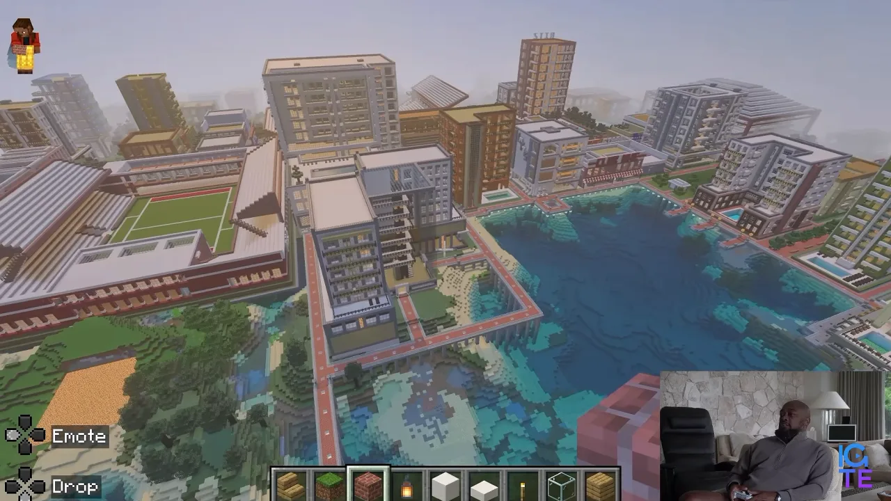 Панорамний вигляд на місто Майка Томліна в Minecraft, якому вже 12 років, із прибережним районом.