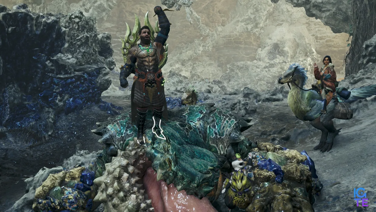 Мисливець радіє на тілі вбитого Chatacabra в Monster Hunter Wilds. Поруч їхній палико повторює позу, а на тлі Alma махає з вершини свого Seikret.
